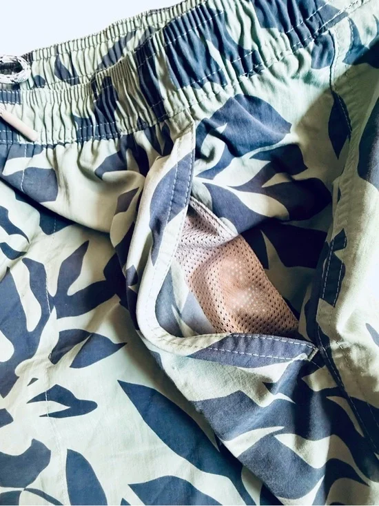 Men's 2XL Green Leaf tropical Print Swim Trunks - Lightweight Beach Shorts - Picture 3 of 10